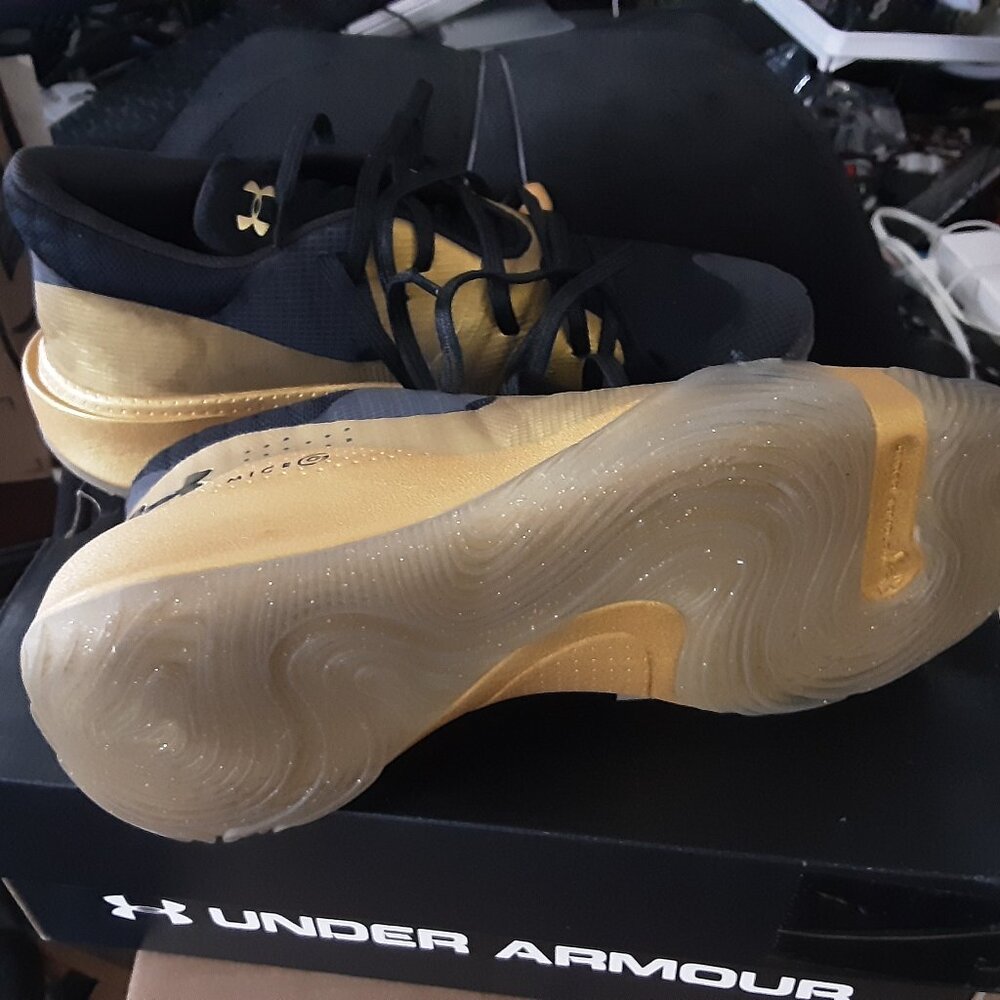 Basketball shoes